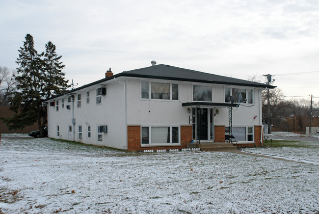 4901 3rd St NE in Fridley, MN - Foto de edificio - Building Photo