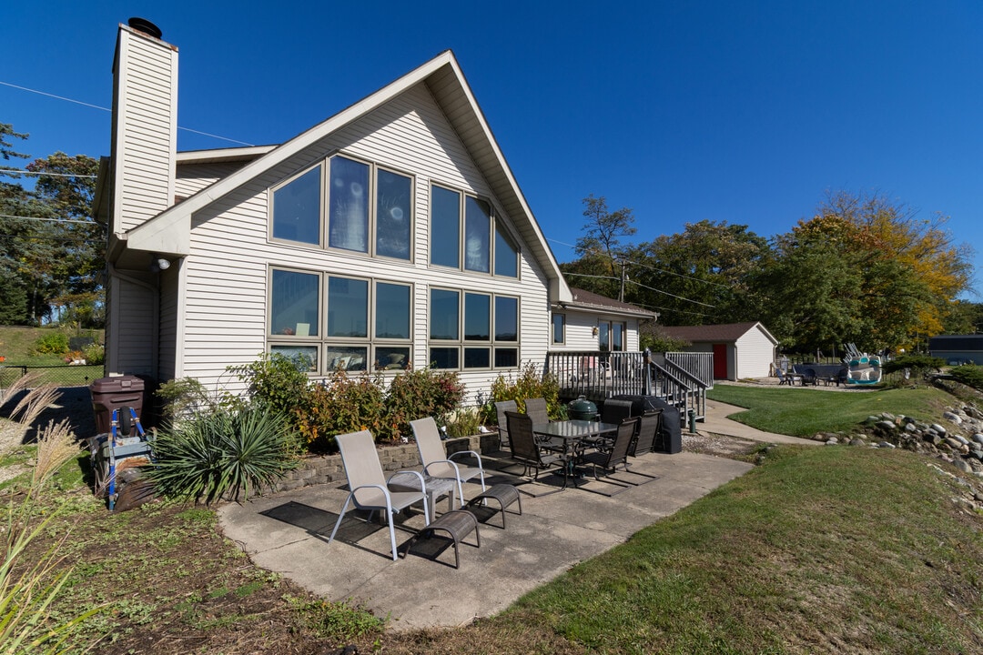 23231 W Lakeshore Dr in Antioch, IL - Building Photo