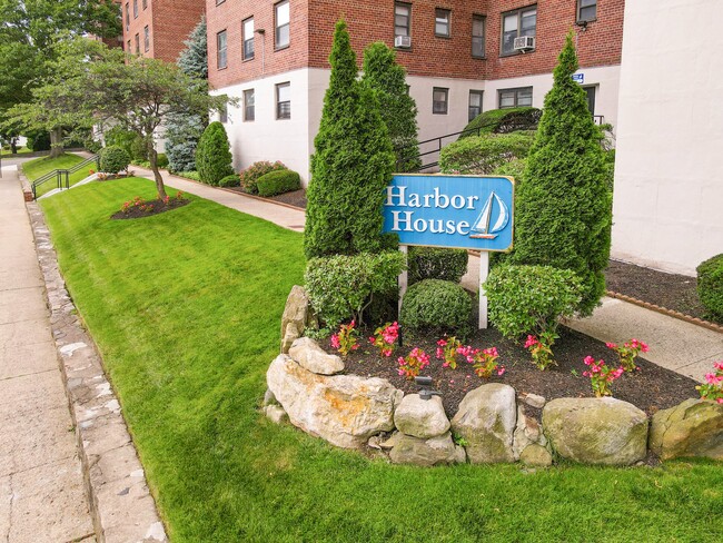 Harbor House in New Rochelle, NY - Building Photo - Building Photo