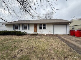 807 Bellepark Dr in Champaign, IL - Building Photo