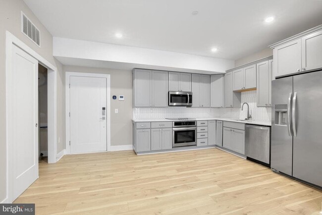 2621 W Jefferson St in Philadelphia, PA - Building Photo - Building Photo