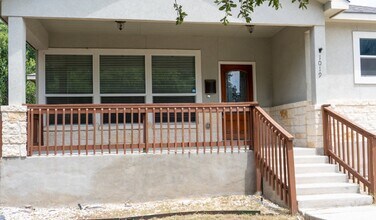 1019 W Rosewood Ave in San Antonio, TX - Foto de edificio - Building Photo
