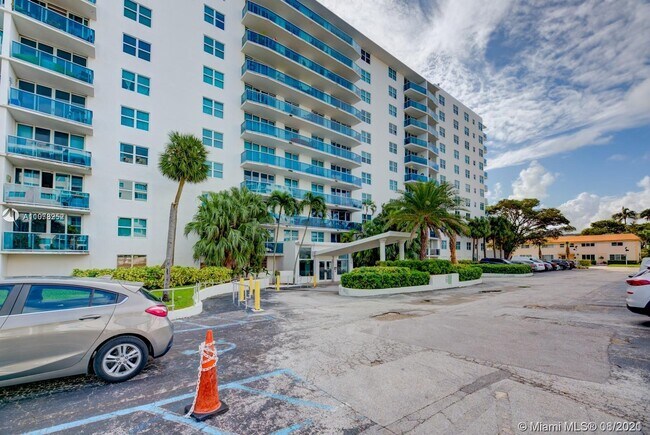 7501 E Treasure Dr-Unit -2M in North Bay Village, FL - Building Photo - Building Photo