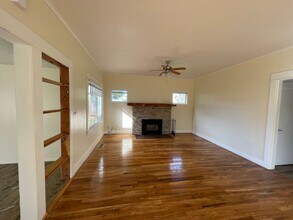 1001 Lozier Ln in Medford, OR - Building Photo - Building Photo