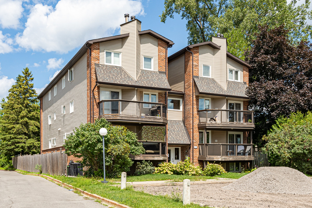 2513 Cleroux Cres in Ottawa, ON - Building Photo