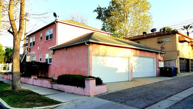 5057 Cahuenga Blvd in North Hollywood, CA - Foto de edificio - Building Photo