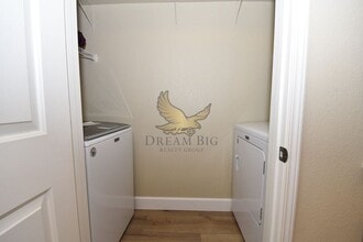 8555 W Russell Rd in Las Vegas, NV - Building Photo - Building Photo