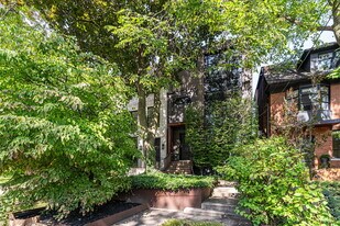 76 Roxborough St W in Toronto, ON - Building Photo