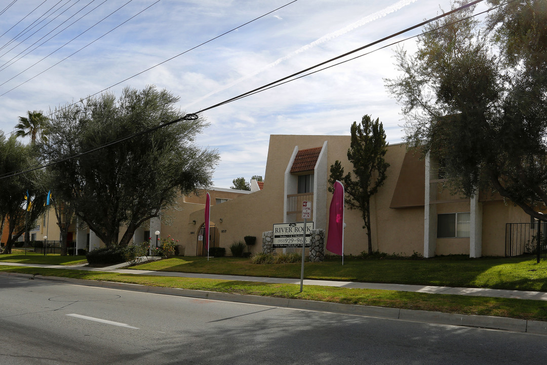 River Rock in Hemet, CA - Foto de edificio