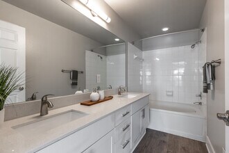 Shiloh Park in Plano, TX - Building Photo - Interior Photo