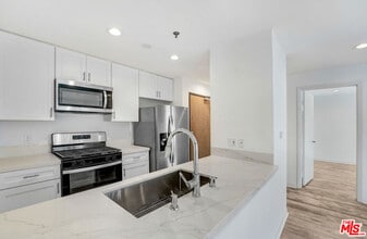 2301 Santa Monica Blvd in Santa Monica, CA - Building Photo - Building Photo
