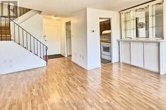 165-165 Cherokee Blvd in Toronto, ON - Building Photo - Building Photo
