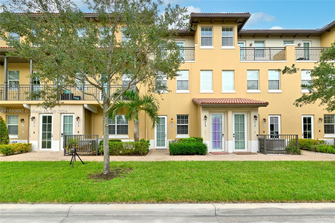 966 SW 147th Ave in Pembroke Pines, FL - Building Photo