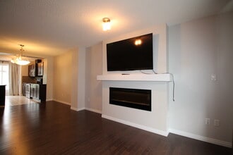 9163 Shaw Way SW in Edmonton, AB - Building Photo - Building Photo