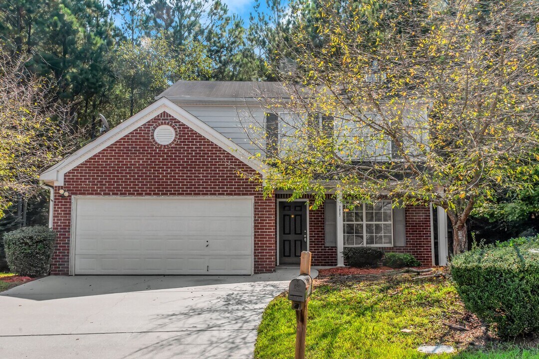 7037 Ravenwood Ln in Stonecrest, GA - Building Photo