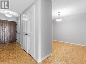 131 Beecroft Rd in Toronto, ON - Building Photo - Building Photo
