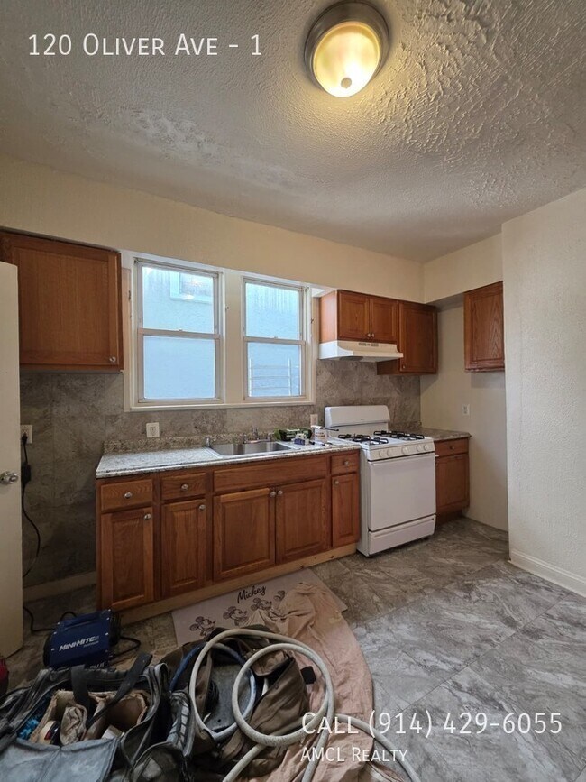 120 Oliver Ave-Unit -1 in Yonkers, NY - Building Photo - Building Photo