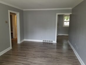 4030 W 13 Mile Rd, Unit J2 in Royal Oak, MI - Foto de edificio - Building Photo