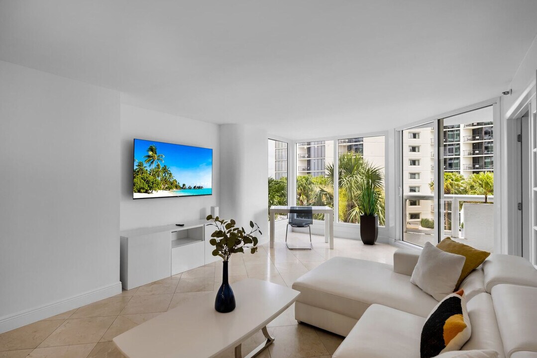 1717 N Bayshore Dr in Miami, FL - Foto de edificio