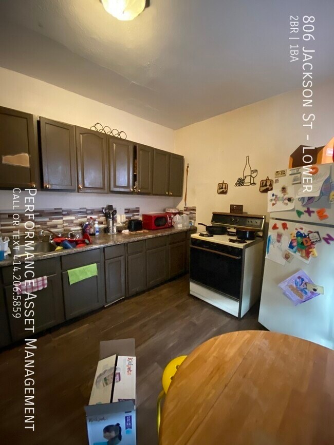 806 Jackson St-Unit -Lower in Racine, WI - Building Photo - Building Photo