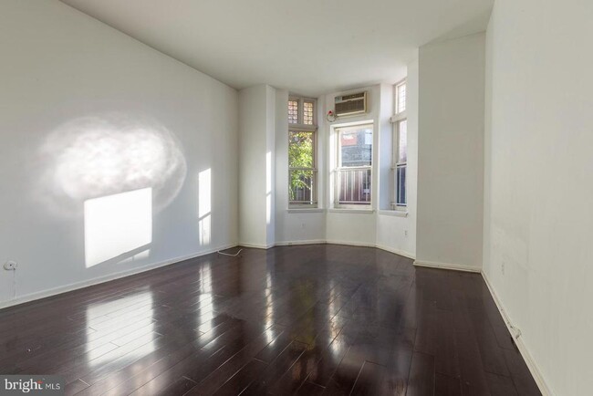 2137 Spruce St in Philadelphia, PA - Foto de edificio - Building Photo