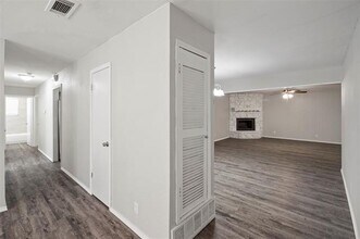 512 NW Hillery St in Burleson, TX - Foto de edificio - Building Photo