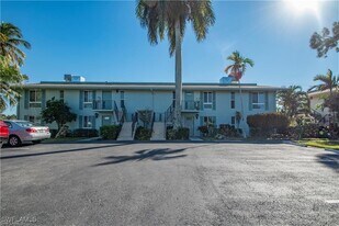 162 Teryl Rd in Naples, FL - Building Photo
