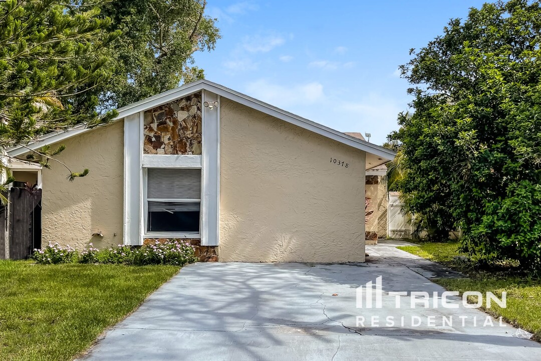 10378 Rosemount Dr in Tampa, FL - Building Photo