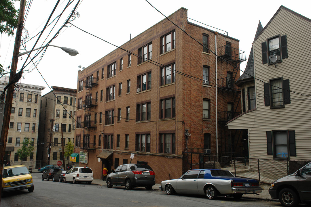 58 Lawrence St in Yonkers, NY - Foto de edificio