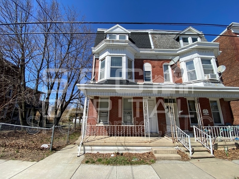 1547 W King St in West York, PA - Building Photo