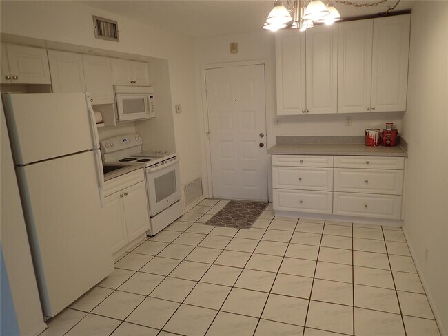 2700 Riverside Dr, Unit 202 in Coral Springs, FL - Building Photo - Building Photo