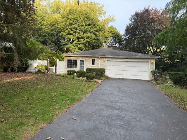 74 Clearview Dr in Penfield, NY - Building Photo