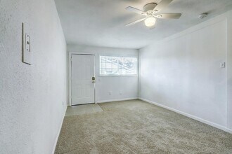 3823 Lydia St, Unit 4 in Houston, TX - Foto de edificio - Building Photo