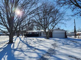 1907 E Springhill Dr in Terre Haute, IN - Building Photo