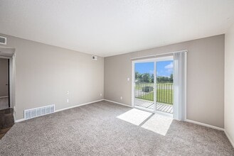 Blue Springs Apartments in Blue Springs, MO - Foto de edificio - Building Photo