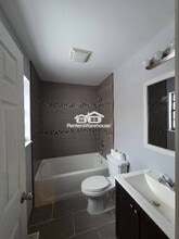 74 Breezeview Dr in Ballwin, MO - Foto de edificio - Building Photo