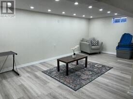 118 Archdekin Dr in Brampton, ON - Building Photo