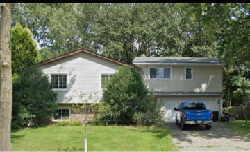 504 Crestview Dr S in Maplewood, MN - Building Photo - Building Photo