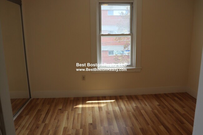 16 Warren Ave in Somerville, MA - Building Photo - Building Photo