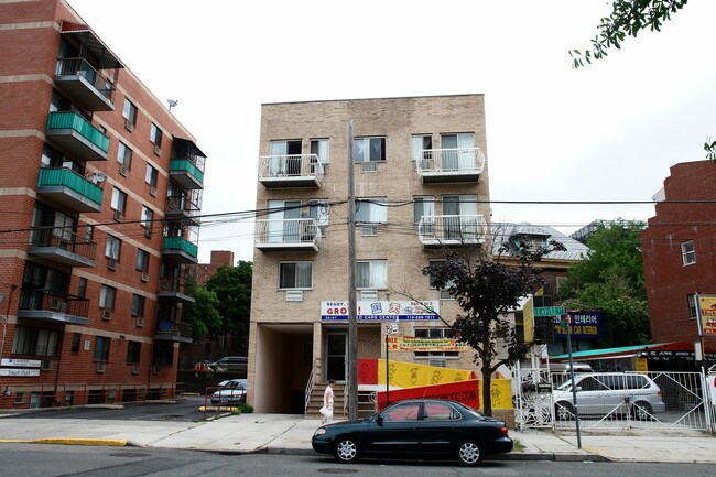 3451 Leavitt St in Flushing, NY - Foto de edificio - Building Photo