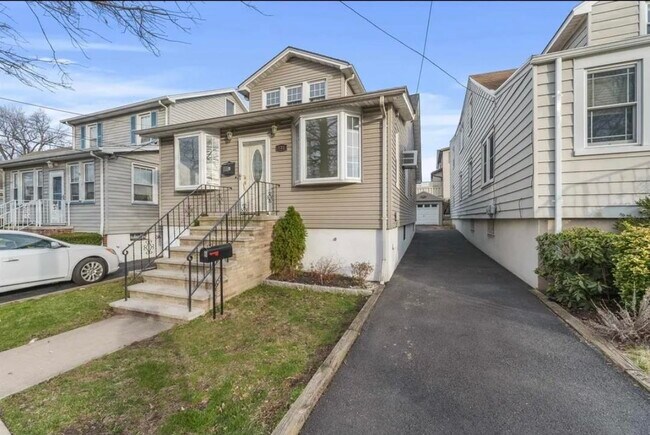 838 Roosevelt Ave in Secaucus, NJ - Building Photo - Building Photo