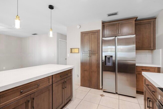 14020 SW 38th St in Miami, FL - Foto de edificio - Building Photo