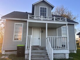 621 Harrison Ln in Wharton, TX - Building Photo