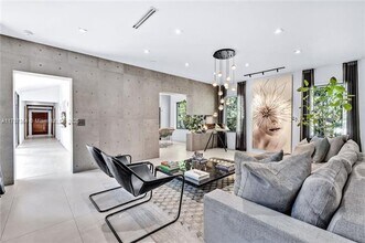 725 W 49th St in Miami Beach, FL - Building Photo - Building Photo