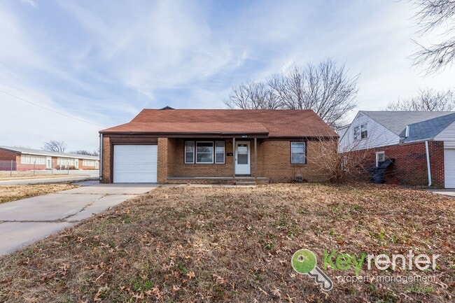 property at 1562 N Pershing Ave