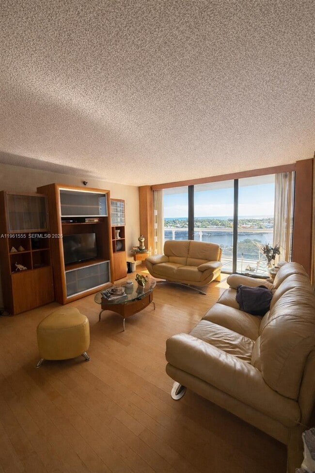 20505 E Country Club Dr, Unit 1037 in Aventura, FL - Building Photo - Building Photo