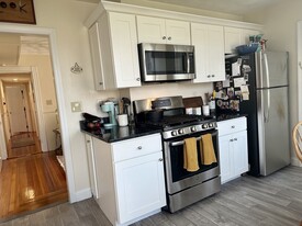 443 Bunker Hill St, Unit 3 Apartamentos