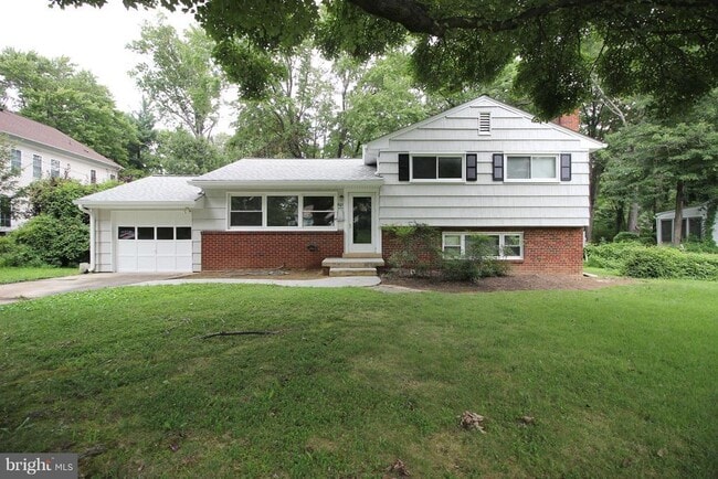 property at 907 Hillcrest Dr SW