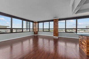 5150 Hidalgo St, Unit 806 in Houston, TX - Building Photo