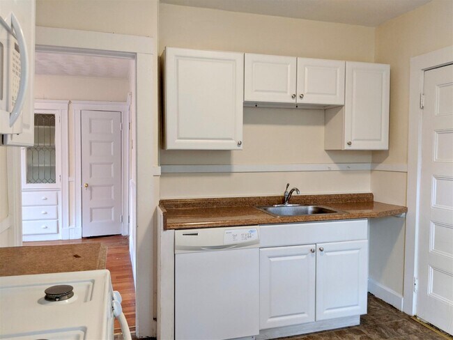 14 Sanborn Ave, Unit 3 in Somerville, MA - Foto de edificio - Building Photo